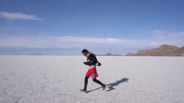 Paul Lázaro compitiendo en el desierto de sal más grande del mundo