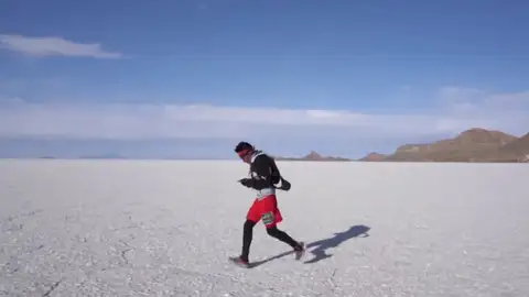 Paul Lázaro compitiendo en el desierto de sal más grande del mundo Paul Lázaro compitiendo en el desierto de sal más grande del mundo