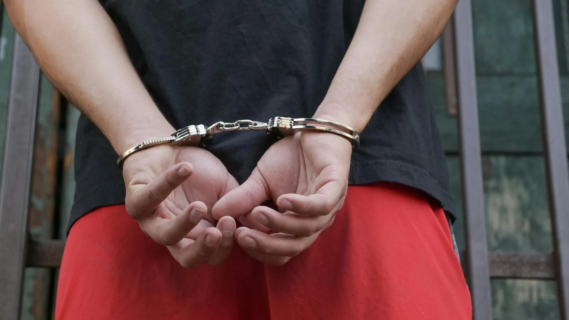 Imagen de archivo de un hombre esposado. Imagen de archivo de un hombre esposado.