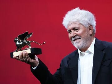 Almodóvar recibe el León de Oro en el Festival de Venecia 