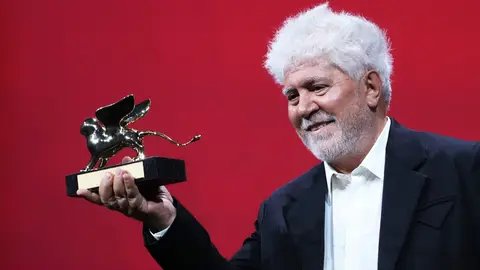 Almodóvar recibe el León de Oro en el Festival de Venecia Almodóvar recibe el León de Oro en el Festival de Venecia