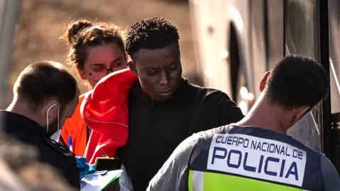 Un migrante en el Centro de Acogida Temporal de Extranjeros (CATE) de San Andrés en el Hierro. Un migrante en el Centro de Acogida Temporal de Extranjeros (CATE) de San Andrés en el Hierro.