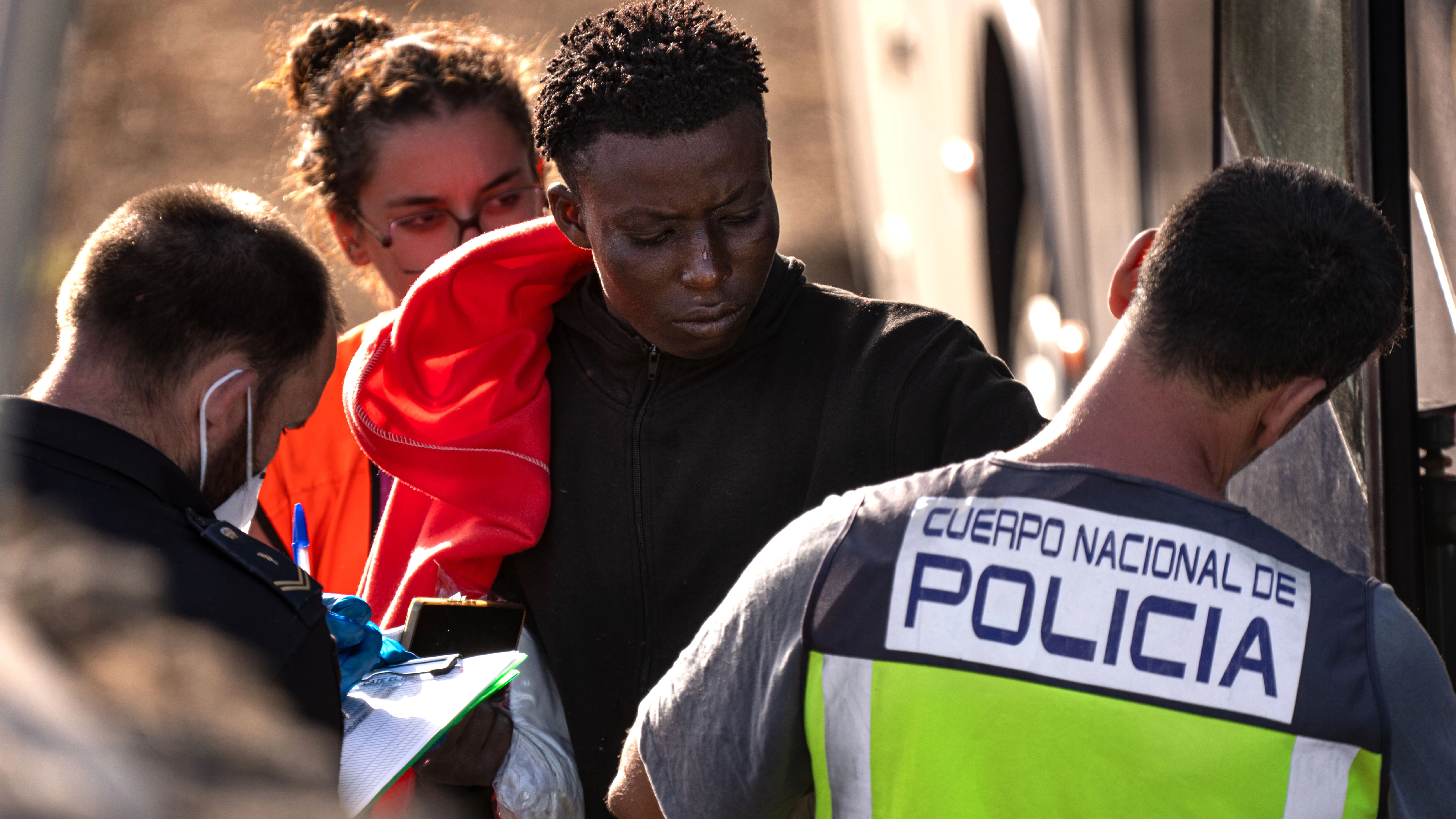Un migrante en el Centro de Acogida Temporal de Extranjeros (CATE) de San Andrés en el Hierro. Un migrante en el Centro de Acogida Temporal de Extranjeros (CATE) de San Andrés en el Hierro.