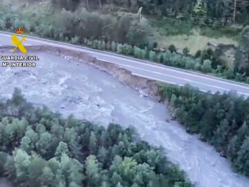 Captura de un video facilitado por la Guardia Civil, de la crecida del río Cinca que ha hundido un tramo de la carretera A-138.