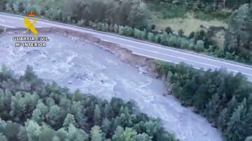 Captura de un video facilitado por la Guardia Civil, de la crecida del río Cinca que ha hundido un tramo de la carretera A-138.