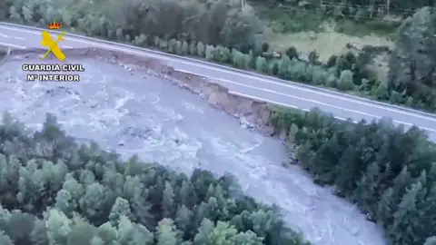 Captura de un video facilitado por la Guardia Civil, de la crecida del río Cinca que ha hundido un tramo de la carretera A-138. Captura de un video facilitado por la Guardia Civil, de la crecida del río Cinca que ha hundido un tramo de la carretera A-138.
