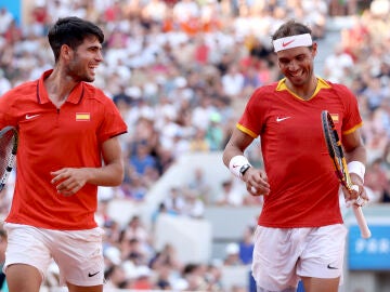 Rafa Nadal y Carlos Alcaraz durante un partido en los Juegos Olímpicos de París 2024