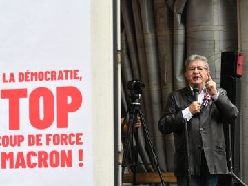 Jean-Luc Melenchon presente en la manifestación contra el ''golpe de fuerza'' del presidente francés Emmanuel Macron.