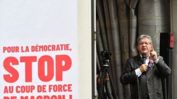 Jean-Luc Melenchon presente en la manifestación contra el ''golpe de fuerza'' del presidente francés Emmanuel Macron.