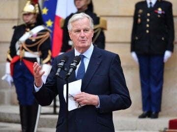 El recién nombrado primer ministro francés, Michel Barnier, pronuncia un discurso durante la ceremonia de entrega en el Hotel Matignon.