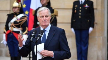 El recién nombrado primer ministro francés, Michel Barnier, pronuncia un discurso durante la ceremonia de entrega en el Hotel Matignon.