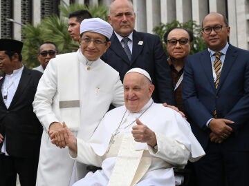 El papa Francisco junto al gran imán, Nasaruddin Umarde, en la mezquita Istiqlal de Yakarta