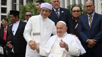 El papa Francisco junto al gran imán, Nasaruddin Umarde, en la mezquita Istiqlal de Yakarta