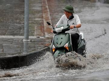 Fuertes lluvias e inundaciones en Hanói por la llegada del tifón Yagi.