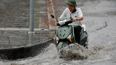 Fuertes lluvias e inundaciones en Hanói por la llegada del tifón Yagi. Fuertes lluvias e inundaciones en Hanói por la llegada del tifón Yagi.