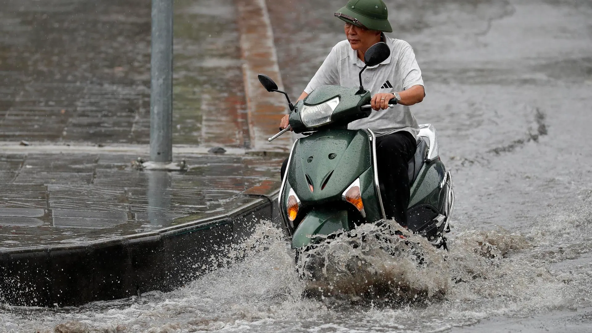 Fuertes lluvias e inundaciones en Han&oacute;i por la llegada del tif&oacute;n Yagi.