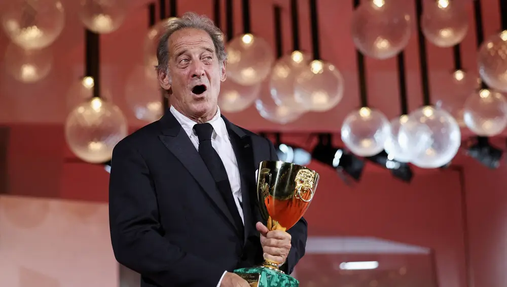 Vincent Lindon posa con la Coppa Volpi al mejor actor por Jouer avec le feu Vincent Lindon posa con la Coppa Volpi al mejor actor por Jouer avec le feu
