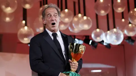 Vincent Lindon posa con la Coppa Volpi al mejor actor por Jouer avec le feu Vincent Lindon posa con la Coppa Volpi al mejor actor por Jouer avec le feu