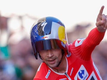 Primoz Roglic celebra su victoria en la general de La Vuelta a España