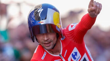 Primoz Roglic celebra su victoria en la general de La Vuelta a España