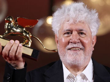 Pedro Almodóvar con su León de Oro en el Festival de Venecia