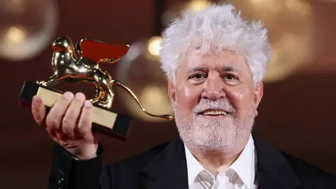 Pedro Almodóvar con su León de Oro en el Festival de Venecia Pedro Almodóvar con su León de Oro en el Festival de Venecia