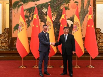 El presidente del Gobierno, Pedro Sánchez, es recibido por el presidente de la República Popular China, Xi Jinping. 