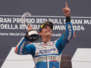 Marc Márquez celebra su victoria en el GP de San Marino