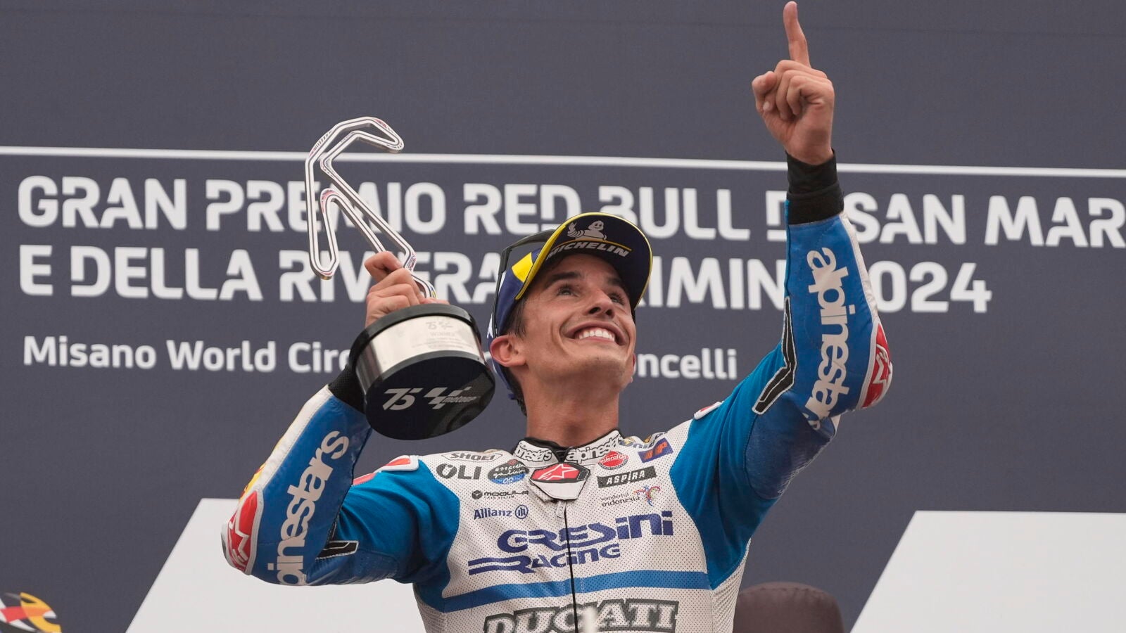 Márquez vuela bajo la lluvia y gana en Misano su segunda carrera en 7 días