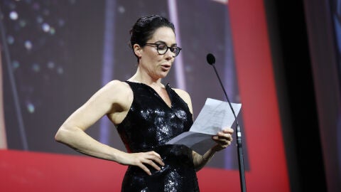 Halina Reijn leyendo el discurso de Nicole Kidman en la clausura del Festival de Venecia 2024