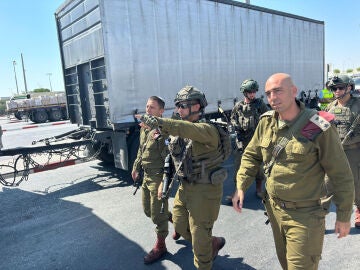 Evaluación de la situación en el lugar donde un hombre que conducía un camión abrió fuego contra los israeliés