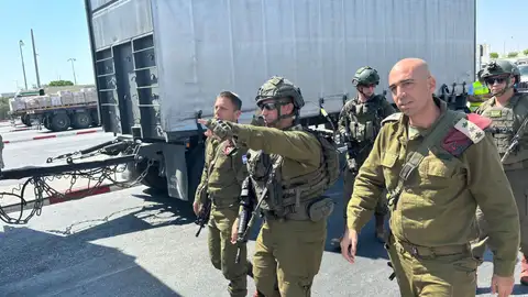 Evaluación de la situación en el lugar donde un hombre que conducía un camión abrió fuego contra los israeliés Evaluación de la situación en el lugar donde un hombre que conducía un camión abrió fuego contra los israeliés