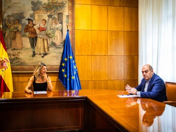 La vicepresidenta segunda del Gobierno y ministra de Trabajo, Yolanda Díaz, y el presidente de ATA y vicepresidente de CEOE, Lorenzo Amor.