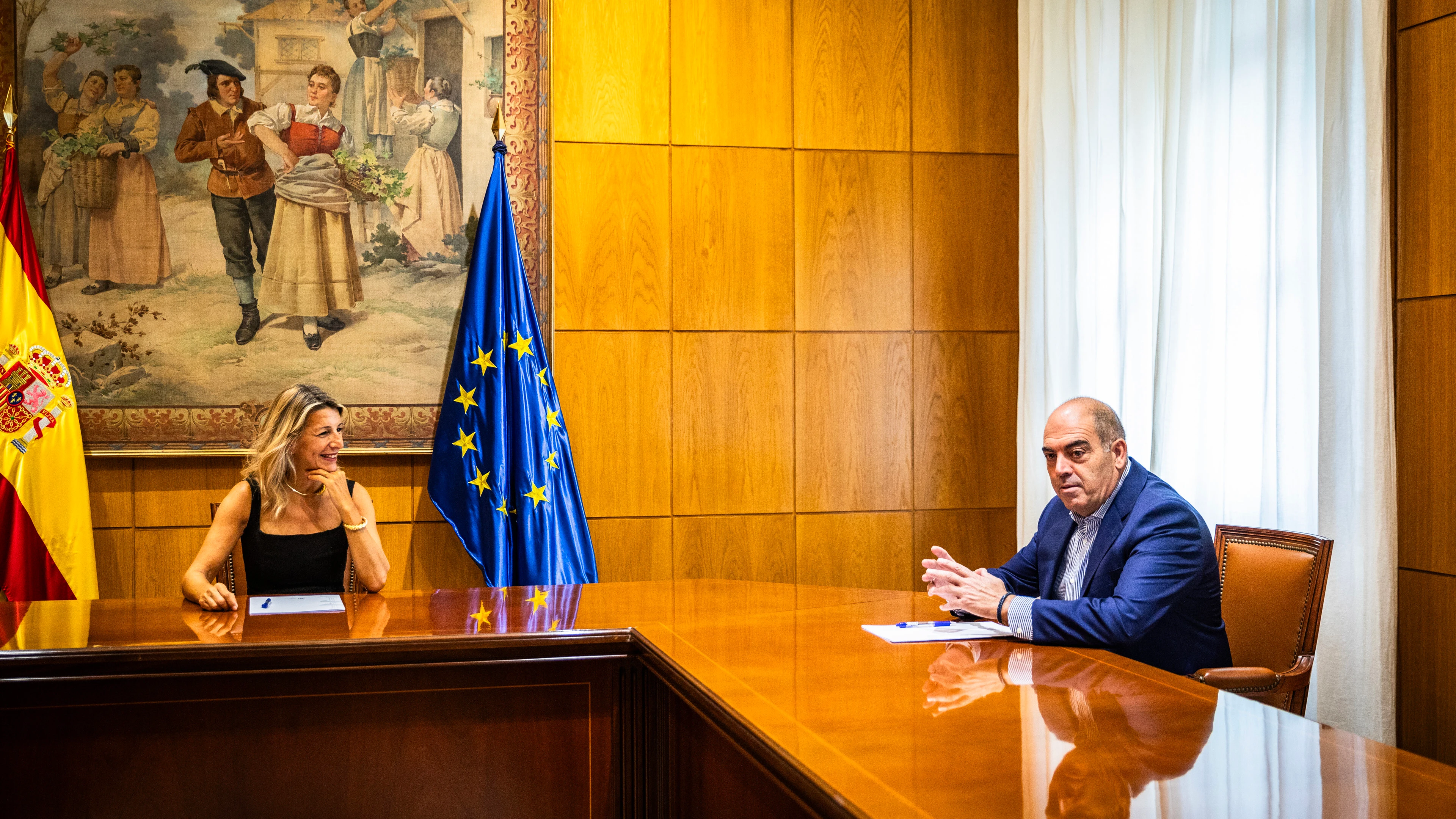 La vicepresidenta segunda del Gobierno y ministra de Trabajo, Yolanda D&iacute;az, y el presidente de ATA y vicepresidente de CEOE, Lorenzo Amor.