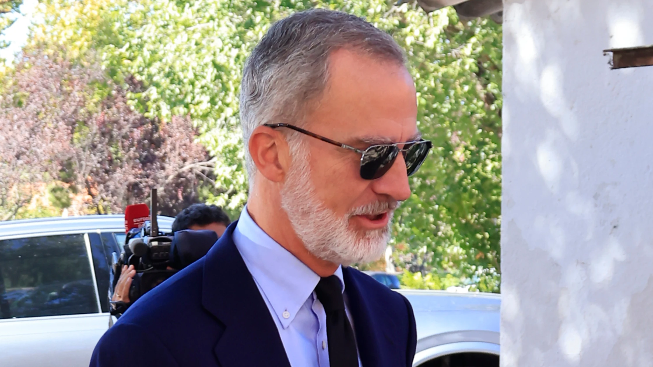 El rey Felipe llegando a la misa en honor a Juan G&oacute;mez-Acebo en Madrid
