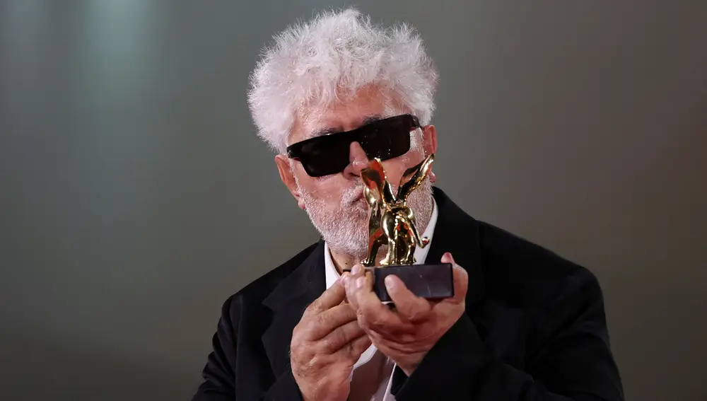Pedro Almodóvar con su primer León de Oro Pedro Almodóvar con su primer León de Oro