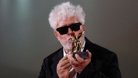 Pedro Almodóvar con su primer León de Oro
