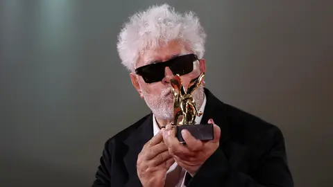 Pedro Almodóvar con su primer León de Oro Pedro Almodóvar con su primer León de Oro