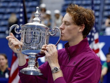 Jannik Sinner besa el trofeo de campeón del US Open 