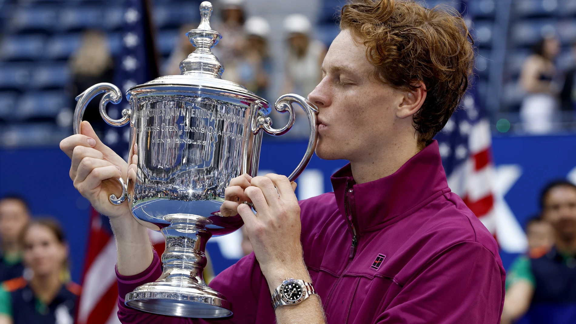 Jannik Sinner besa el trofeo de campeón del US Open Jannik Sinner besa el trofeo de campeón del US Open