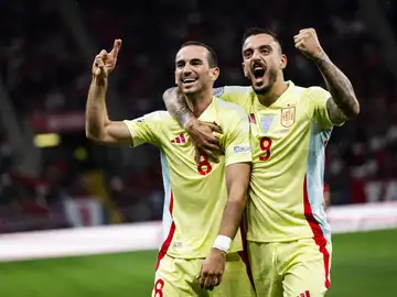 Fabián Ruiz y Joselu celebran el gol del andaluz ante Suiza (1-4) Fabián Ruiz y Joselu celebran el gol del andaluz ante Suiza (1-4)
