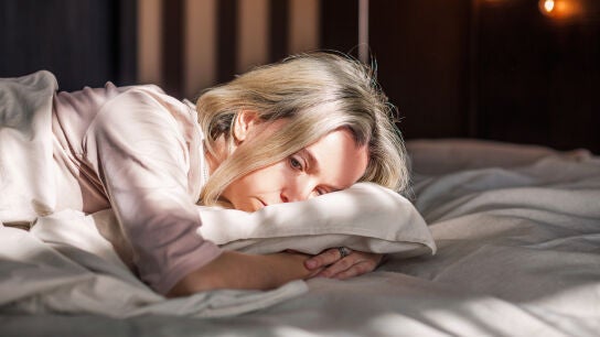 Mujer cansada en la cama