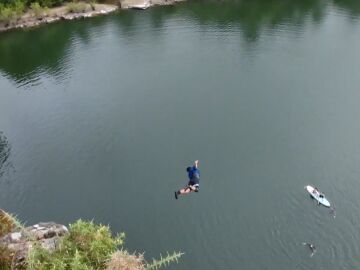 Un chico practicando Cliff jumping