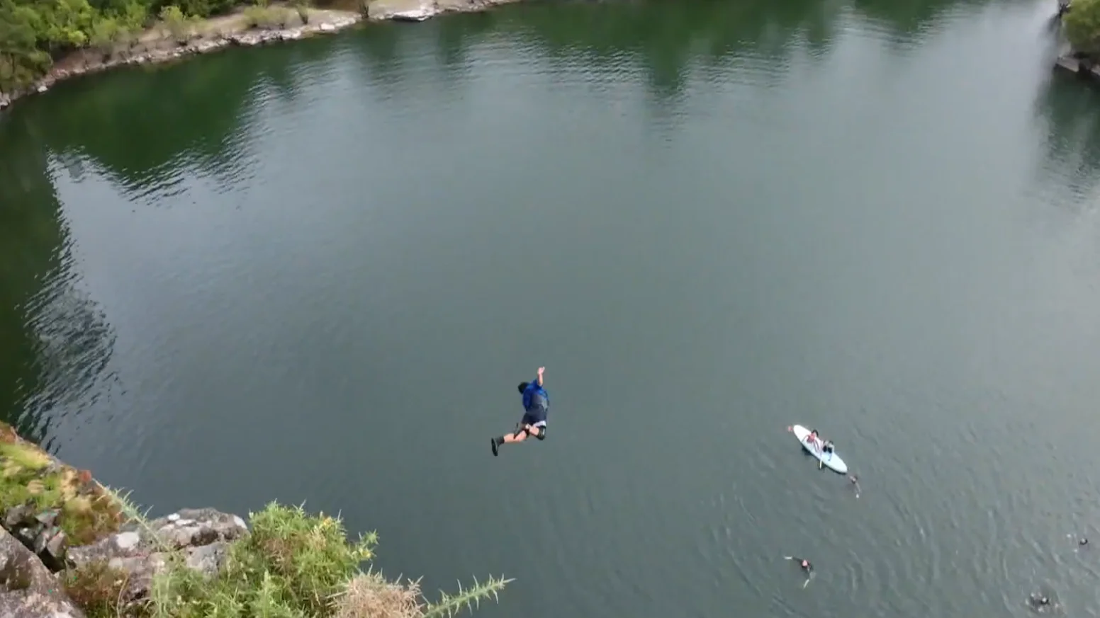Un chico practicando Cliff jumping Un chico practicando Cliff jumping