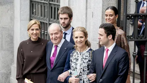 El rey emérito junto a sus hijas Cristina y Elena y sus nietos El rey emérito junto a sus hijas Cristina y Elena y sus nietos