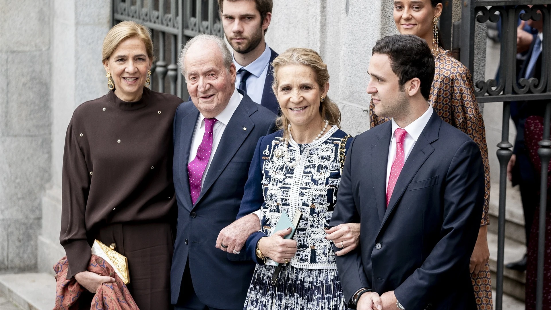 El rey em&eacute;rito junto a sus hijas Cristina y Elena y sus nietos