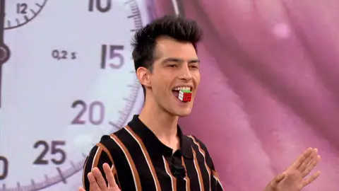 Raymond, el mago del cubo de Rubik, lo completa en tiempo récord... ¡con la boca! Raymond, el mago del cubo de Rubik, lo completa en tiempo récord... ¡con la boca!