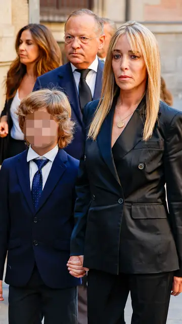 Nadia Halamandari y su hijo Nicolás en la misa funeral de Juan Gómez-Acebo Nadia Halamandari y su hijo Nicolás en la misa funeral de Juan Gómez-Acebo