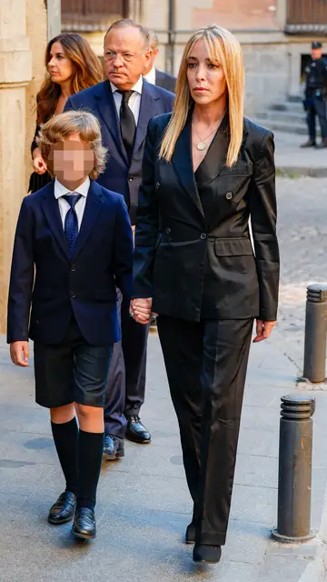 Nadia Halamandari y su hijo Nicolás en la misa funeral de Juan Gómez-Acebo Nadia Halamandari y su hijo Nicolás en la misa funeral de Juan Gómez-Acebo