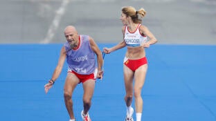 Elena Congost ayuda a su gu&iacute;a Mia Carol en el marat&oacute;n